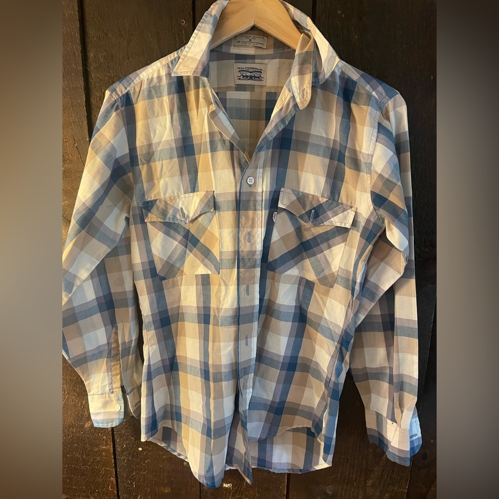 Levi’s men’s vintage button down. Great preowned condition.